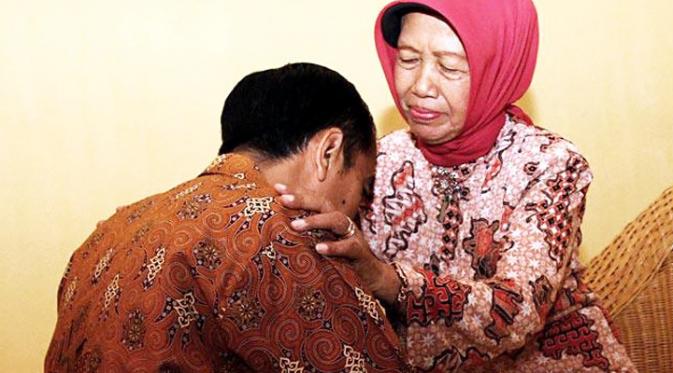 Hari Ibu, ini deretan foto bakti Presiden Jokowi pada ibundanya | Via: kaskus.co.id