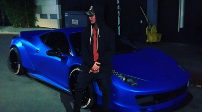 Justin Bieber saat pamer mobil barunya (Instagram)