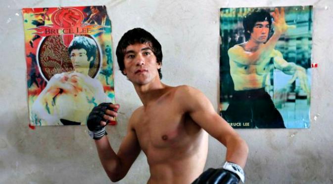 Abbas Alizada dari Afghanistan memang mirip sang legendaris kung fu. (Sumber Reuters via The Mirror) 