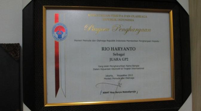 Piagam penghargaan yang diterima Rio Haryanto dari Menteri Pemuda dan Olahraga. (bola.com/Yus Mei Sawitri)
