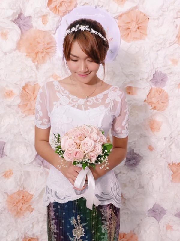 Melody Prima tampil cantik dibalut kebaya di hari pertunangannya. (foto: instagram.com/melodyprima)