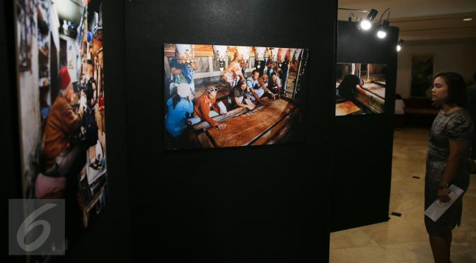 Seorang pengunjung menikmati karya-karya dalam pameran foto Yerussalem di Hotel Borobudur, Jakarta, Senin (14/12/2015). Pameran tersebut menceritakan kehidupan sehari-hari di kota suci tersebut antara umat Muslim dan Nasrani. (Liputan6.com/Faizal Fanani)