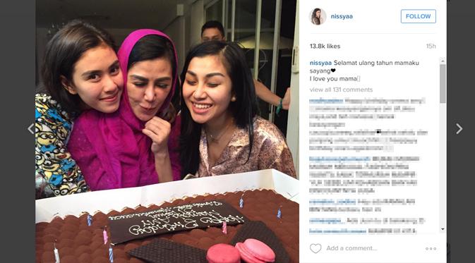 Raffi Ahmad bersama keluarganya memberikan kejutan di hari ulang tahun ibundanya. (foto: instagram.com/nissyaa)