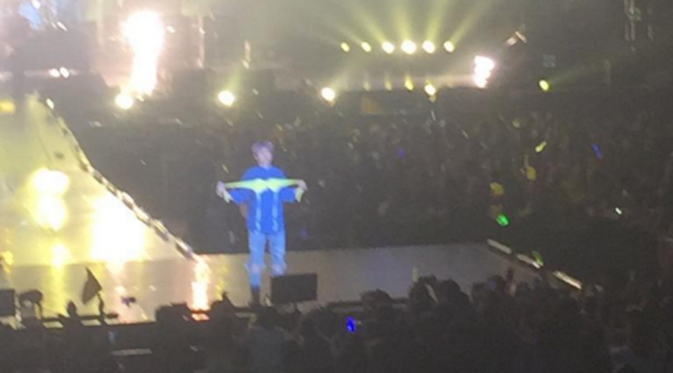 Reaksi Lee Hong Ki `FT ISLAND` saat dilempar bra saat konser (Koreaboo)
