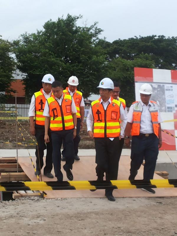 Presiden RI Joko Widodo (Jokowi) meninjau kemajuan pembangunan Kereta Bandara Soekarno Hatta, Tangerang, Banten. (Foto: Ilyas istianur/Liputan6.com)