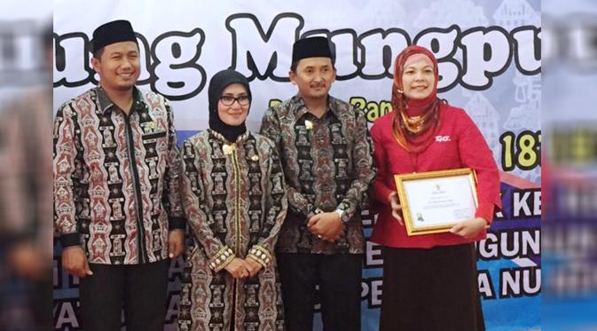 Penyerahan Penghargaan CSR Terbaik kepada Telkomsel oleh Bupati Lebak Hj. Iti Octavia Jayabaya. Foto: Telkomsel