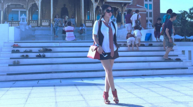 Syahrini selalu tampil fashionable di setiap kesempatan [foto: instagram/princessyahrini]