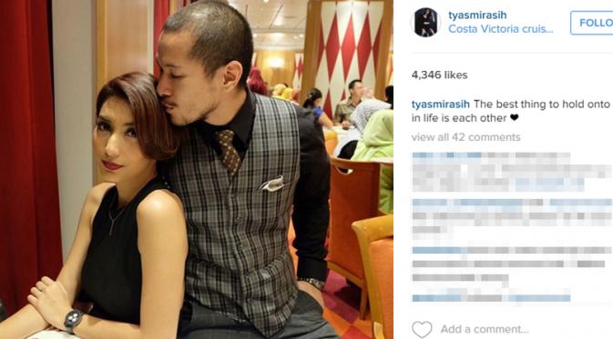 Tyas Mirasih mendapat ciuman mesra dari sang kekasih di atas kapal  pesiar Costa Victoria (sumber foto: Instagram Tyas Mirasih)