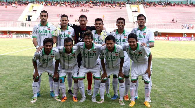 Tim  Surabaya United Saat bertanding pada laga Piala Jenderal Sudirman di Stadion Maguwoharjo, Sleman, Minggu (13/12/2015). (Bola.com/Nicklas Hanoatubun)