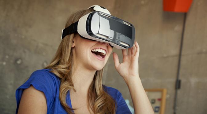 Headset virtual reality terbaru dari Samsung membuat pengguna bisa menonton video dan browsing dengan layar 360 derajat.