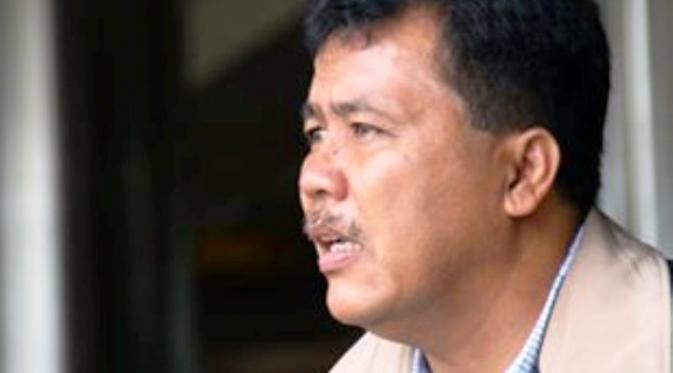 Syafrianto Rusli, mantan pelatih Semen Padang, bicara soal duel Nilmaizar vs Jafri Sastra. (Bola.com/Arya Sikumbang)