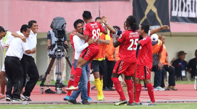 Pemain Semen Padang, Irsyad Maulana, merayakan gol kedua yang dicetaknya ke gawang Mitra Kukar bersama pelatih Nil Maizar pada lanjutan Grup D Piala Jenderal Sudirman 2015 di Stadion Manahan, Solo, Selasa (15/12/2015). (Bola.com/Nicklas Hanoatubun)