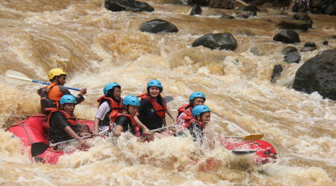 Kris Hatta rafting bersama Riam Jeram di Sukabumi. (foto: Liputan6.com)