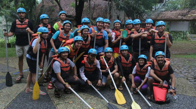 Kris Hatta rafting bersama Riam Jeram di Sungai Citatih, Sukabumi. (foto: Liputan6.com)