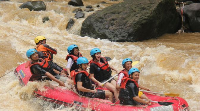 Kris Hatta rafting bersama Riam Jeram di Sungai Citatih, Sukabumi. (foto: Liputan6.com)