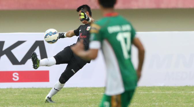 Shahar Ginanjar dengan gaya khas mendang bola pada laga Piala Jenderal Sudirman di Stadion Manahan,Solo, Selasa(15/12/2015). (Bola.com/Nicklas Hanoatubun)