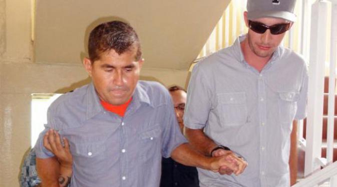 Salvador Alvarenga dituntun menuju konferensi pers tahun 2014 lalu. (foto: Independent)