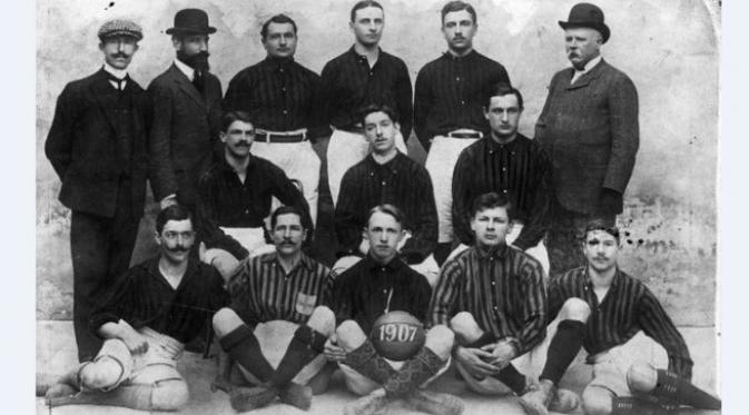 Legenda AC Milan, Herbert Kilpin (duduk di bawah, dua dari kiri) bersama rekan-rekannya. (Gazzetta World)