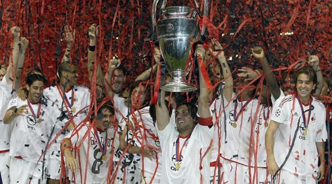 Kapten AC Milan, Paolo Maldini, saat mengangkat trofi Liga Champions 2003 usai mengalahkan Juventus, di Old Trafford.  (UEFA)