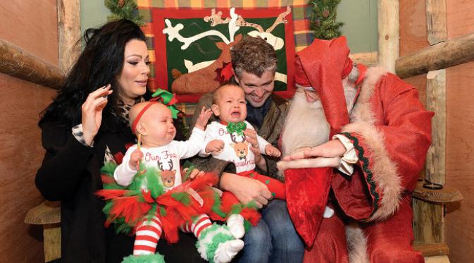 Hadiah yang diterima si bayi kembar mencapai ratusan juta, termasuk hadiah bertemu Sinterklas. (foto: Daily Mail)