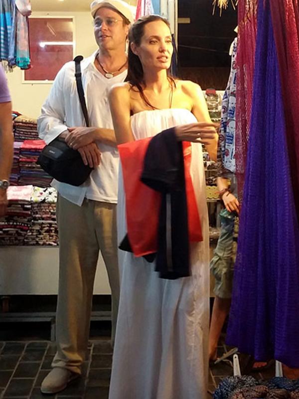 Angelina Jolie dan Brad Pitt di pasar tradisional Kamboja. (foto: people.com)