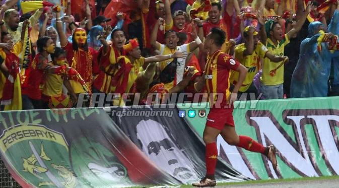 Spanduk besar Bonek sebagai bentuk dukungan kepada Andik Vermansah saat final Piala Malaysia 2015. (Facebook/Faselangor.my)