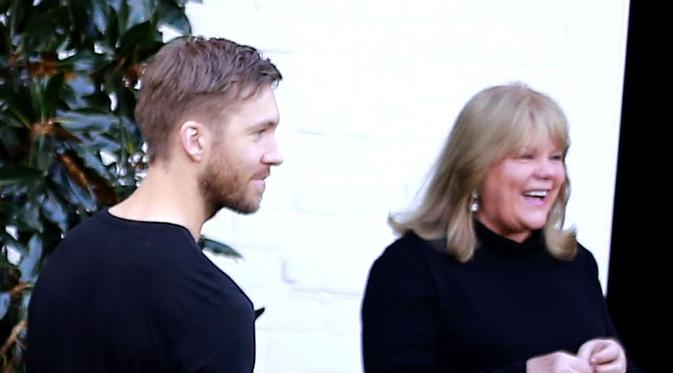 Calvin Harris bersama ibunda Taylor Swift. (foto: usmagazine)