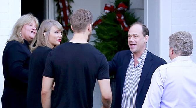 Calvin Harris terlihat akrab dengan keluarga Taylor Swift. (foto: usmagazine)