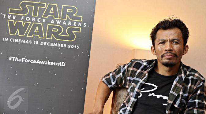 Aktor film Star Wars The Force Awakens Cecep Arif Rahman saat wawancara dengan wartawan di Jakarta, Rabu (16/12/2015). (Liputan6.com/Immanuel Antonius)