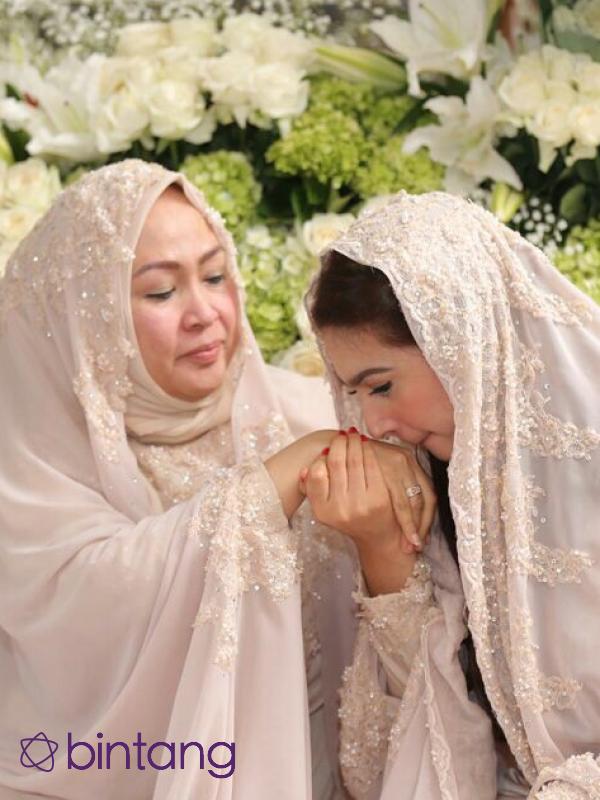 Restu orangtua pun menjadi harapan bagi Nabila Syakieb agar pernikahannya dengan Reshwara kelak akan membawa berkah. Tetes air mata haru mengalir di pipi wanita cantik berusia 30 tahun ini. (Ruben Silitonga/Bintang.com)