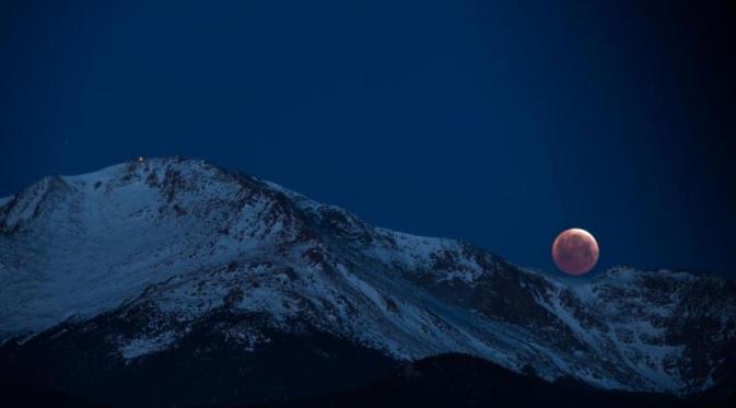 4 April 2015. Bulan penuh di belakang Pikes Peak di Colorado Springs. (Via: time.com)