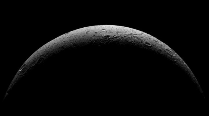 17 Agustus 2015. Ini adalah Dione, bulannya Planet Saturnus yang diambil oleh Cassini NASA. (Via: time.com)