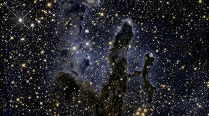 Januari 2015. Teleskop Hubble Space menangkap sebuah gambar Eagle Nebula’s Pillars of Creation. (Via: time.com)