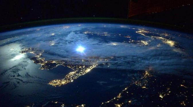 23 September 2015. Moonlight di langit Italia yang ditangkap oleh Scott Kelly. (Via: time.com)