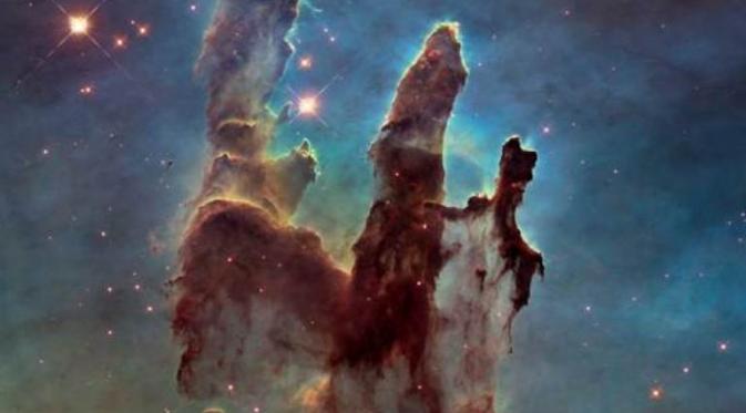 Teleskop Hubble Space menangkap gambar Eagle Nebula’s Pillars of Creation. (Via: time.com)