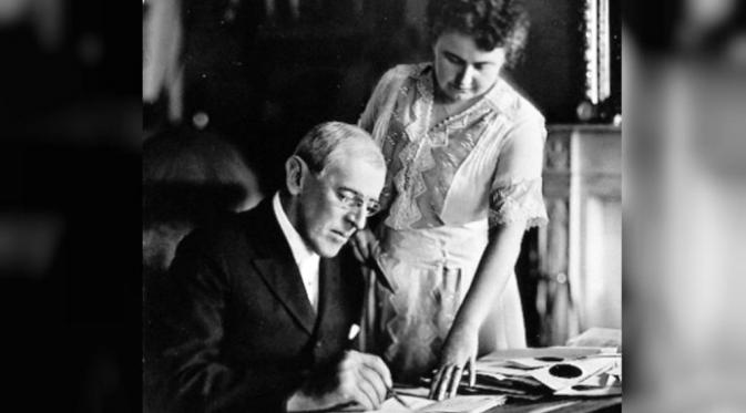 Edith mendampingi Presiden Woodrow Wilson yang sedang dalam pemulihan stroke (nypost)