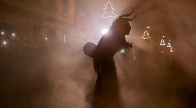 Pawai Krampus dilakukan menjelang Natal di Ceko. (Sumber Huffington Post)