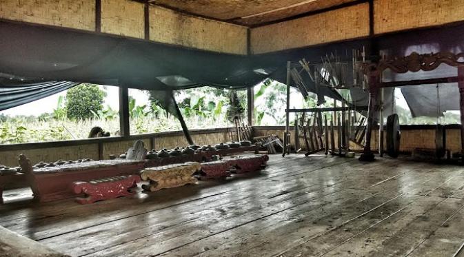 Sanggar seni Kampung Budaya Sindang Barang dilenglapi dengan seperangkat alat gamelan Sunda.