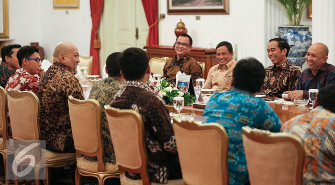 Presiden Joko Widodo tertawa berbincang dengan para komika dalam jamuan makan siang di Istana Negara, Jakarta, Kamis (17/12). Para komika datang ke Istana Negara, seperti Indro Warkop, Mongol Stress, Raditya Dika, dll. (Liputan6.com/Faizal Fanani)