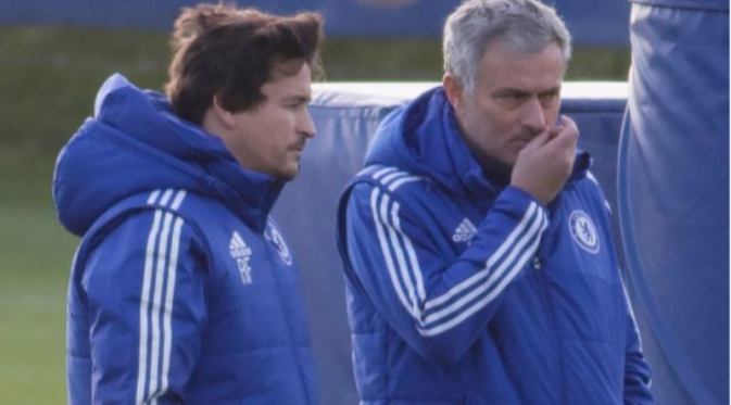 Pelatih Jose Mourinho berwajah sendu saat memimpin latihan Chelsea di Cobham, Rabu (16/12/2015) waktu setempat. (Mirror)