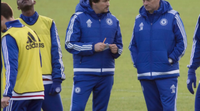 Pelatih Jose Mourinho berwajah sendu saat memimpin latihan Chelsea di Cobham, Rabu (16/12/2015) waktu setempat. (Mirror)