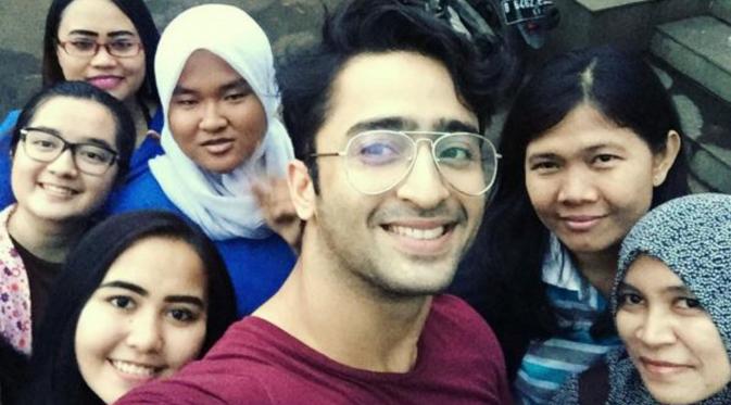 Shaheer Sheikh foto bersama dengan para penggemar (Instagram/@shaheernawaz)