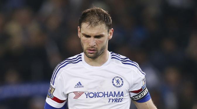 Musim ini, pos bek sayap kanan yang ditempati oleh Branislav Ivanovic rentan serangan lawan. (Reuters/John Sibley)