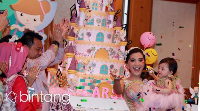 Menurut Ashanty tidak masalah untuk mengadakan pesta ulang tahun yang terbilang mewah lantaran momen spesial ini untuk merayakan ulang tahun putrinya yang pertama. Ashanty bersyukur acaranya berjalan dengan lancar. (Deki Prayoga/Bintang.com)