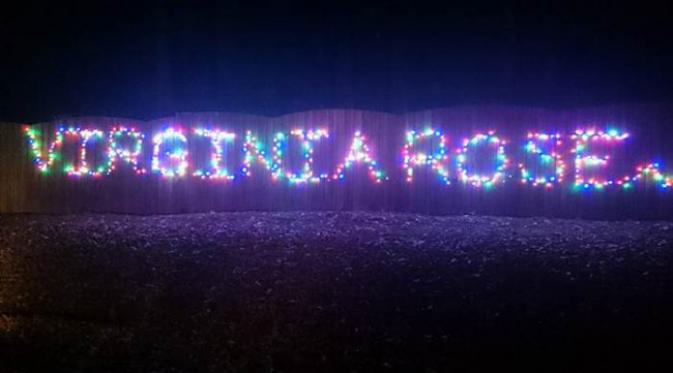 Nama Virginia Rose dipasang dengan lampu Natal. (foto: TODAY/Jennifer Vandermark)