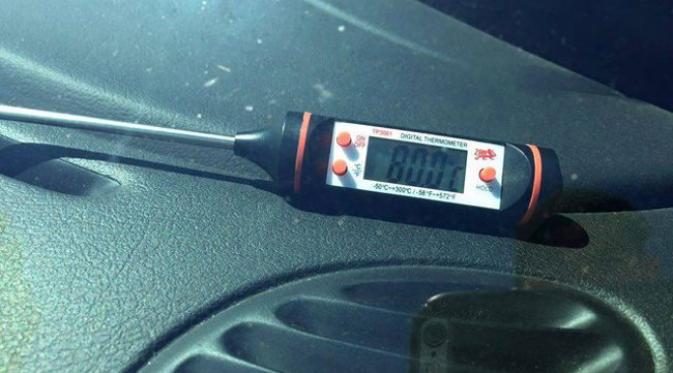 Suhu awal bagian dalam mobil saat memanggang 80 derajat celcius. (foto: Mashable/Imgur)