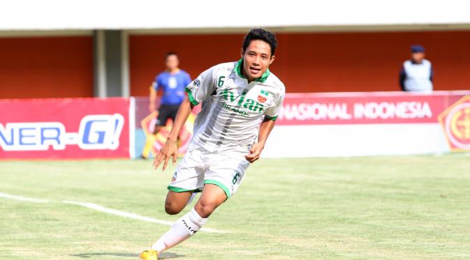 Pemain Surabaya United, Evan Dimas Darmono saat membela timnya  pada laga Piala Jenderal Sudirman di Stadion Maguwoharjo, Sleman, Yogyakarta, Minggu (13/12/20150). (Bola.com/Nicklas Hanoatubun)