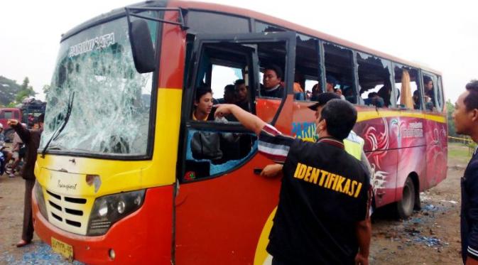 Bus yang ditumpangi Aremania menjadi korban serangan massa di Sambungmacan, Sragen, dalam perjalanan ke Sleman, Sabtu pagi (19/12/2015). (Bola.com/Zaidan Nazarul)