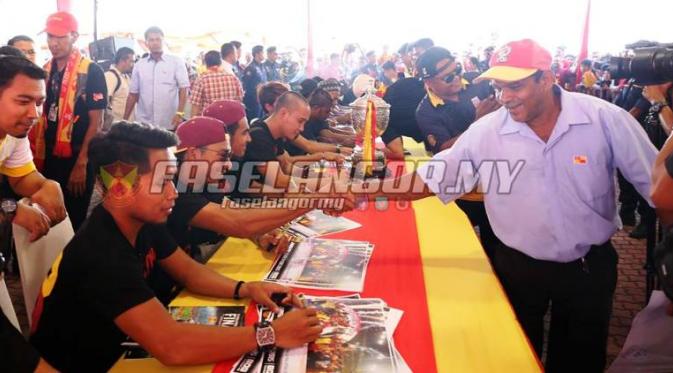 Lebih dari 5.000 fans menghadiri selebrasi kemenangan Selangor FA di Kuala Selangor, Jumat (18/12/2015). Andik Vermansah termasuk pemain yang laris dimintai tanda tangan. (Selangor FA Facebook)