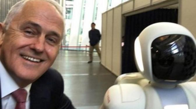 PM Turnbull pun tanpa malu segera berfoto dengan si robot Asimo. (ABC)